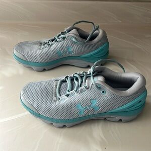 Women’s Under Armour like new no marks size 7.5